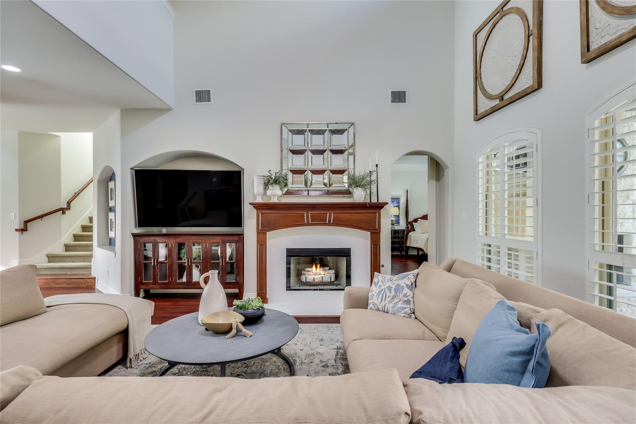401 Bluff View Rd: living area
