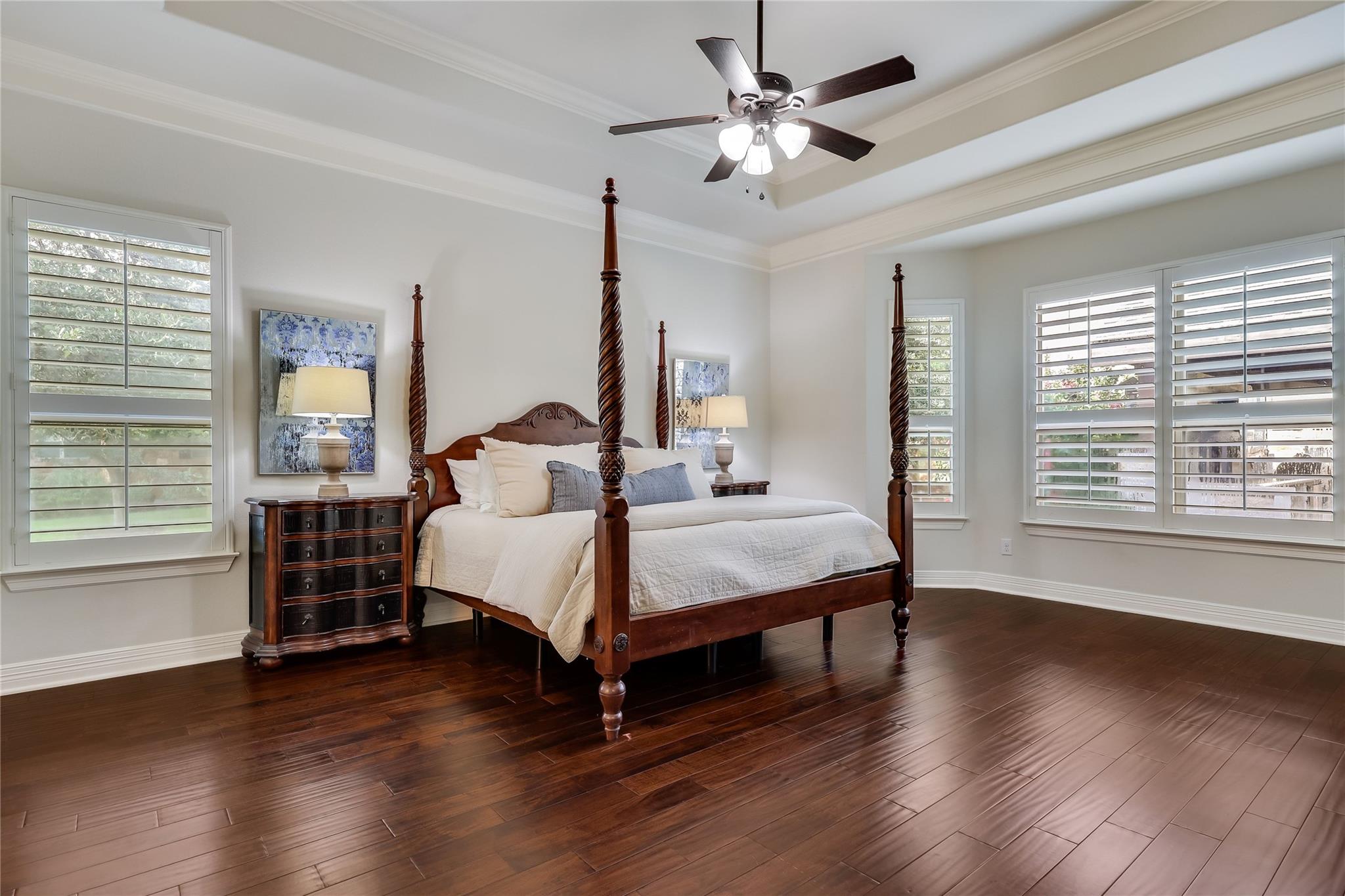 401 Bluff View Rd: primary bedroom