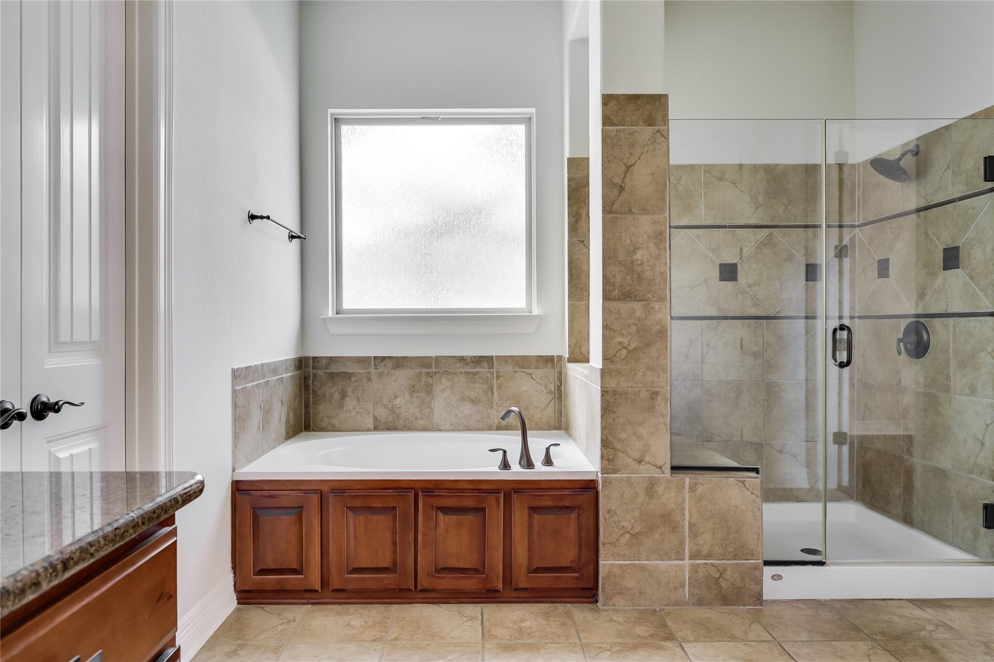 401 Bluff View Rd: bathroom