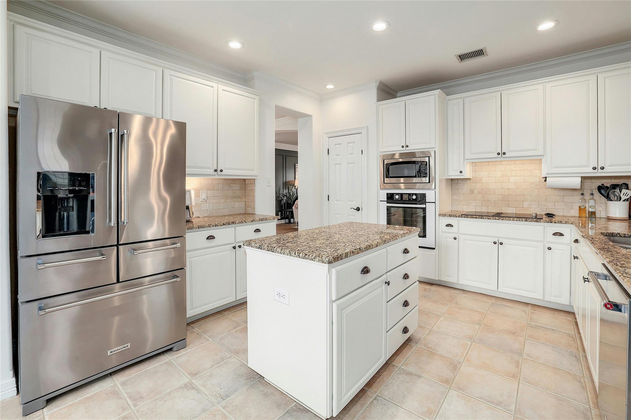3000 Blue Sky Pl: kitchen