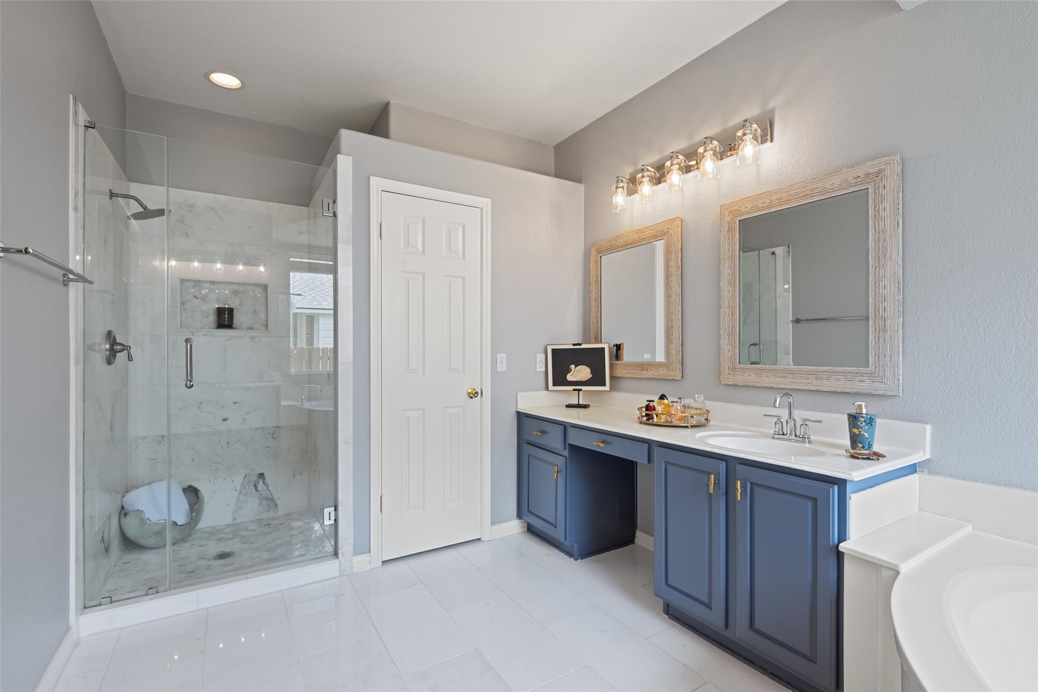 1117 Dalea Blf: bathroom