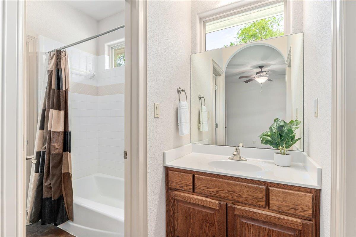 3006 Hawthorne Cv: bathroom
