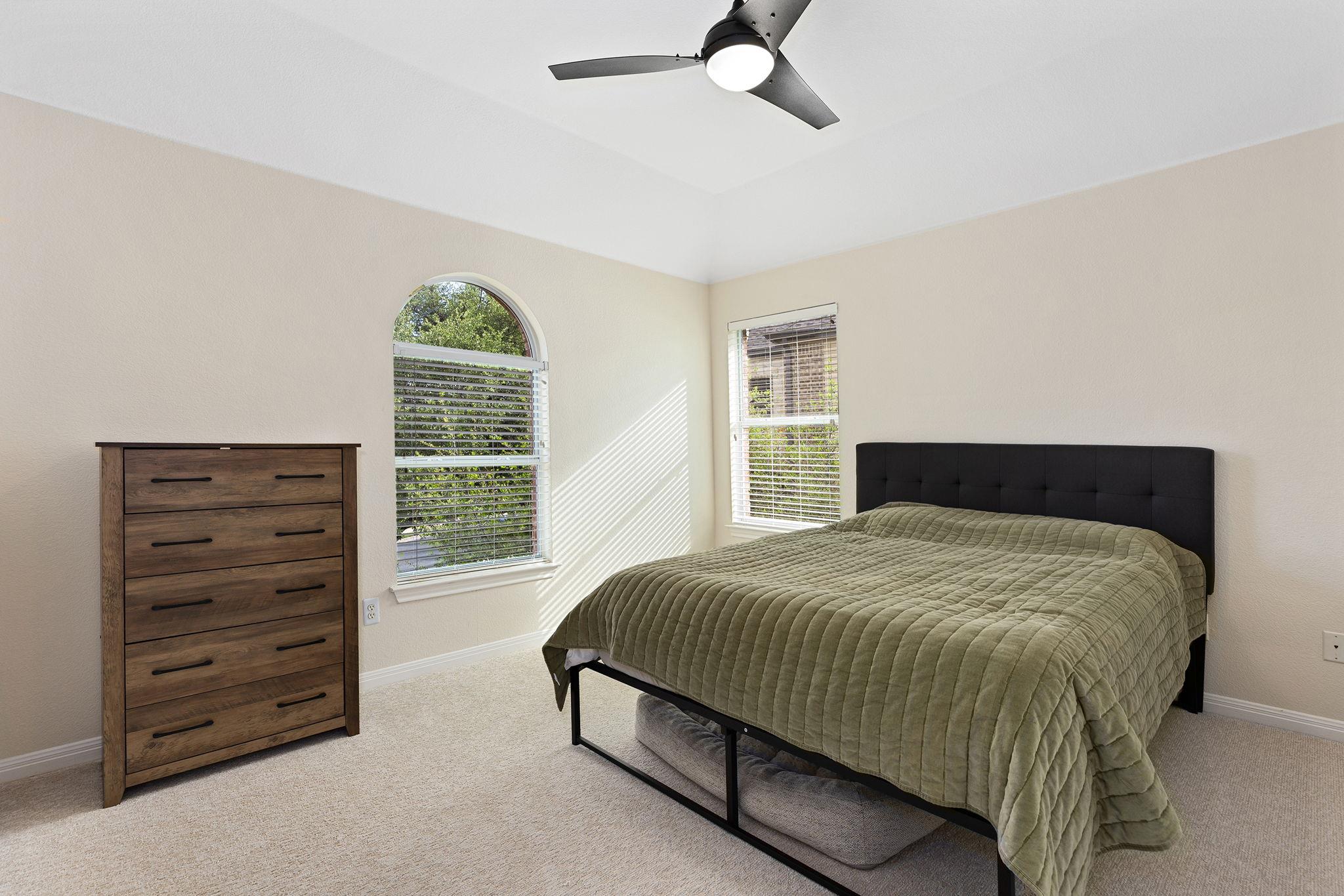 1914 Mulligan Dr: primary bedroom
