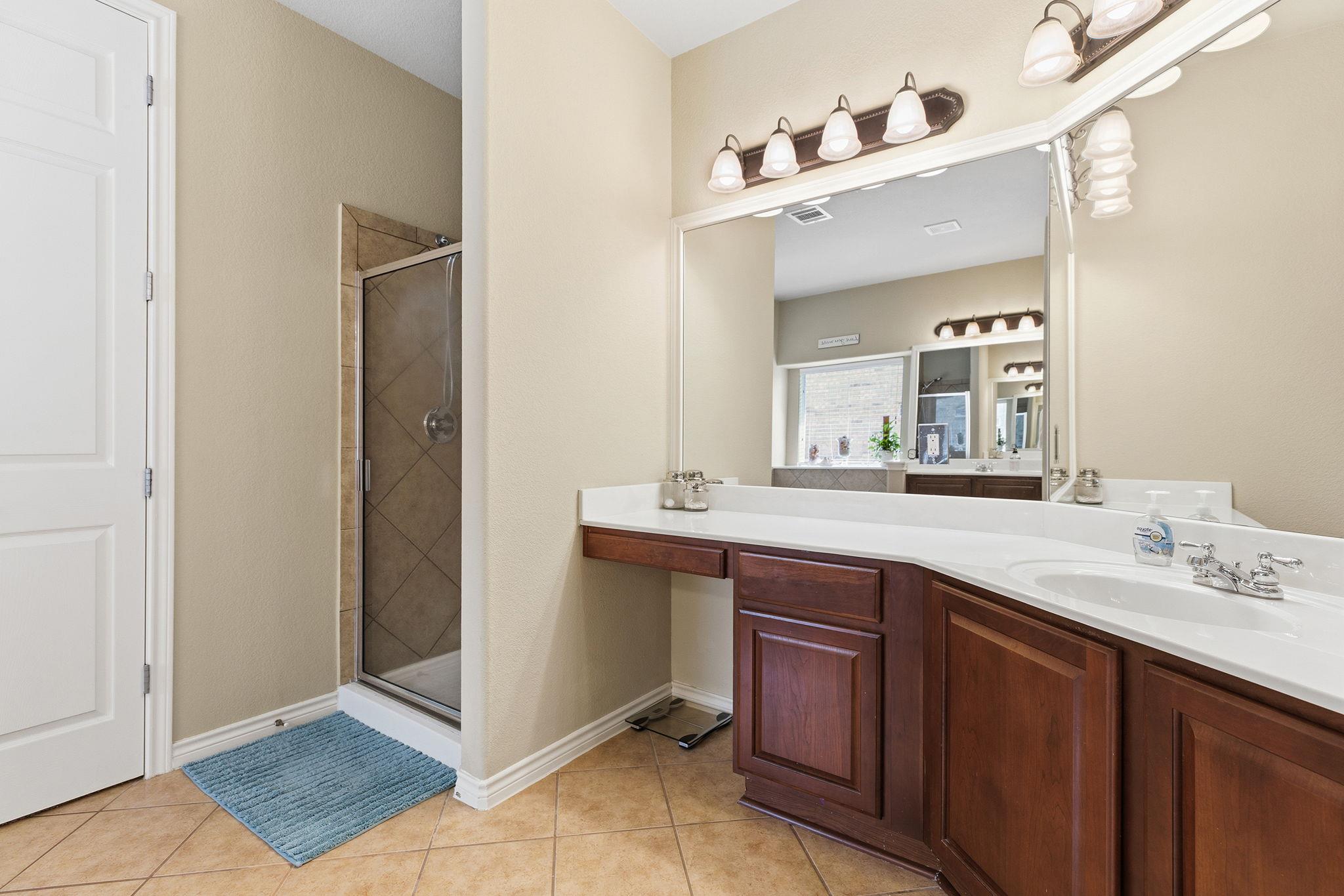 3807 Cypress Point Cv: bathroom