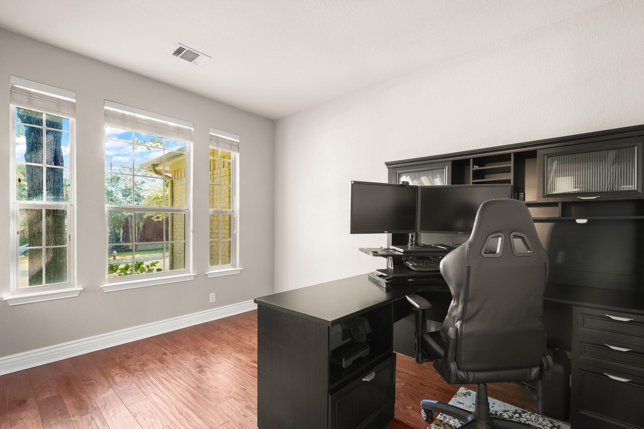 3305 Starlight Vis: home office