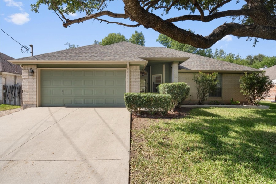 Front of 104 Susana Dr